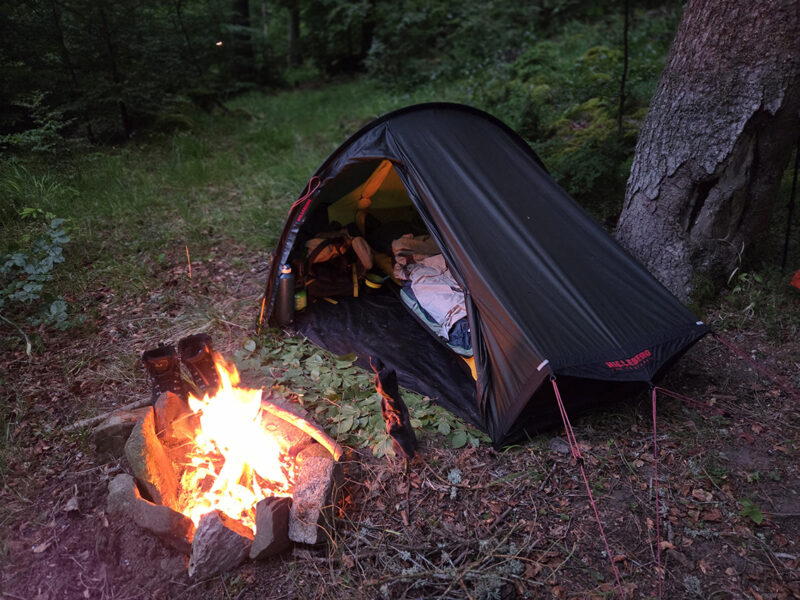 Bivouac après une journée de pluie dans les Vosges. 